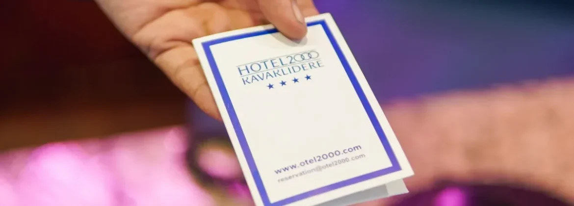 Otel 2000 Kavaklıdere resepsiyonunda misafire uzatılan otel kartı