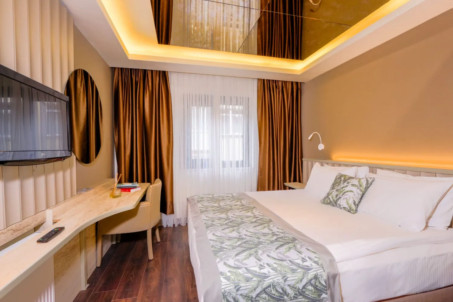 Standart King oda - aynalı tavan detayı