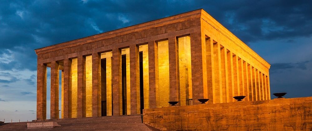 Akşam ışıklandırmasıyla Anıtkabir Mozolesi, Ankara