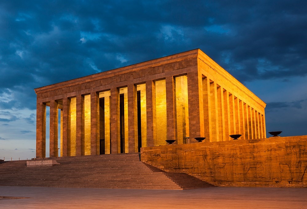 Akşam ışıklandırmasıyla Anıtkabir Mozolesi, Ankara