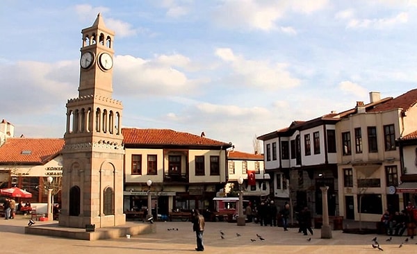 Hamamönü meydanındaki saat kulesi ve restore edilmiş tarihi Ankara evleri